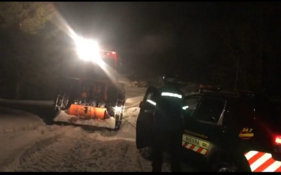 Intervenție a jandarmilor pe drumul către Păltiniș după ce doi adulți și un minor au rămas blocați cu mașina în zăpadă