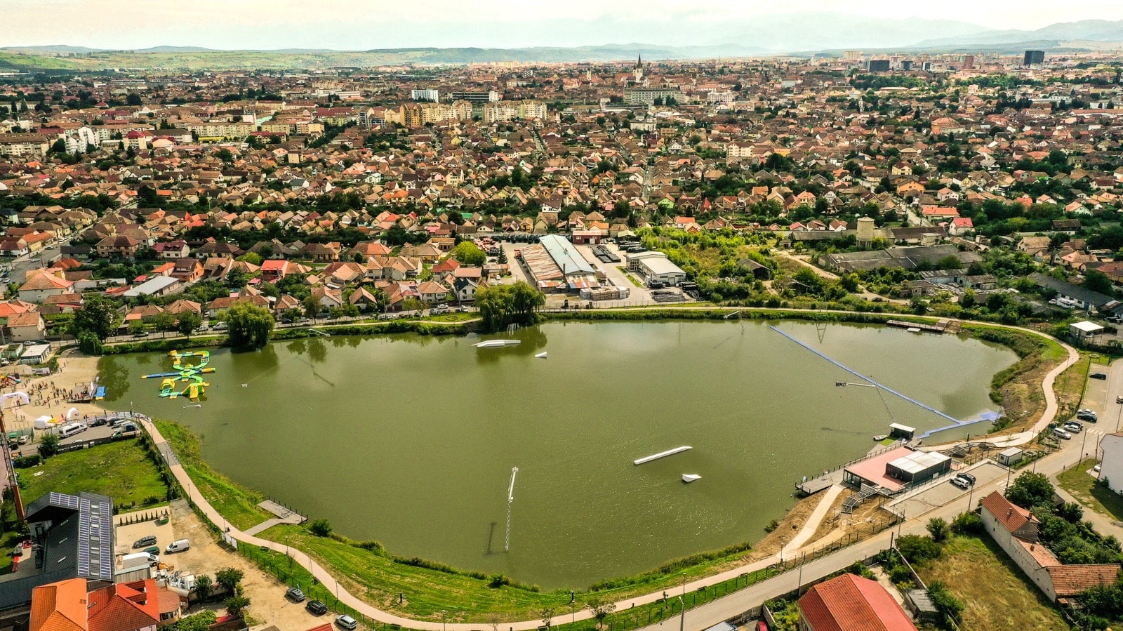 O familie cu doi copii va plăti 240 de lei pe zi să facă plajă și să se joace la Lacul lui Binder. Primăria anunță prețurile