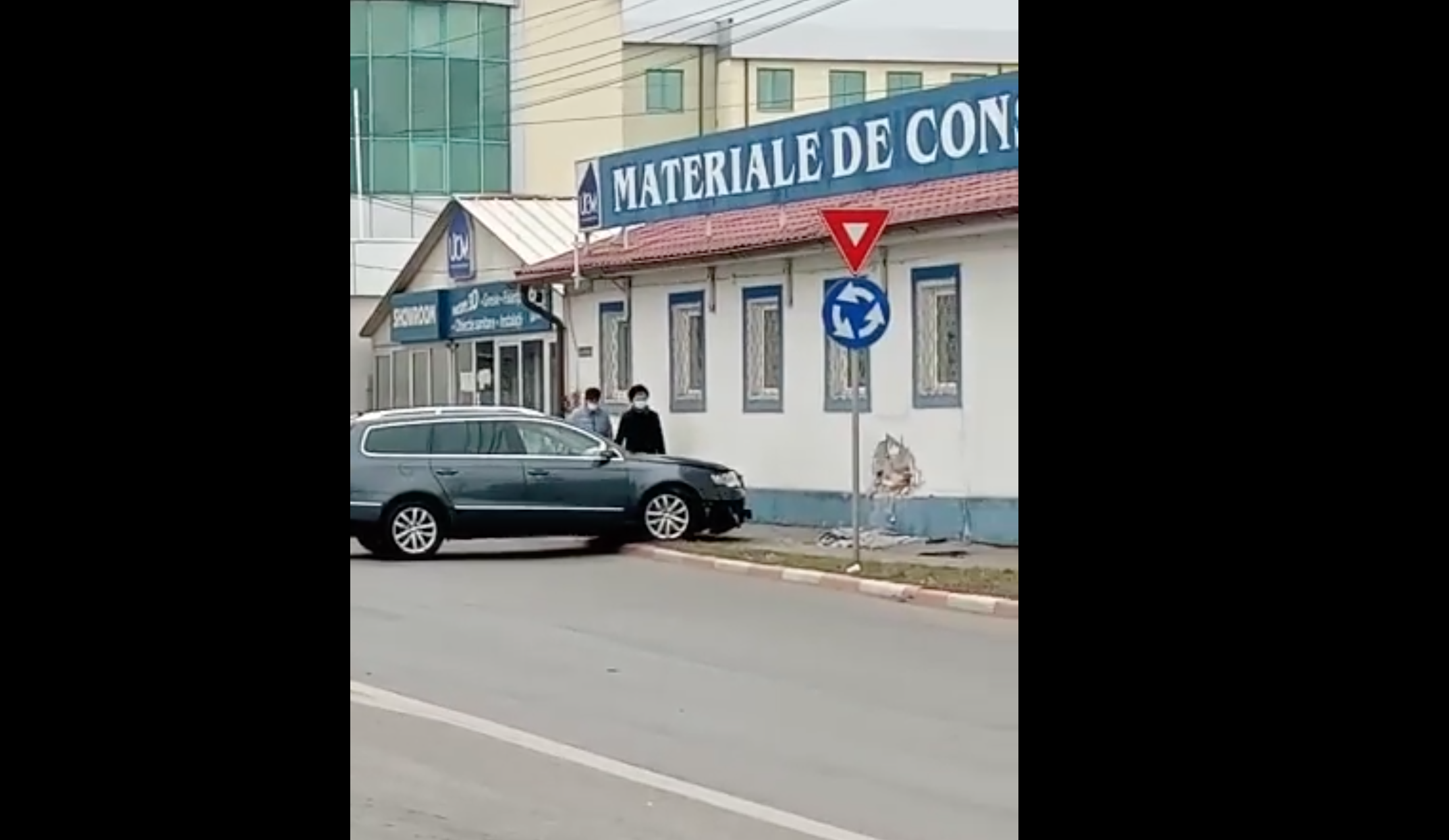 VIDEO Un șofer a făcut gaură într-un zid de pe strada Autogării, din cauza vitezei