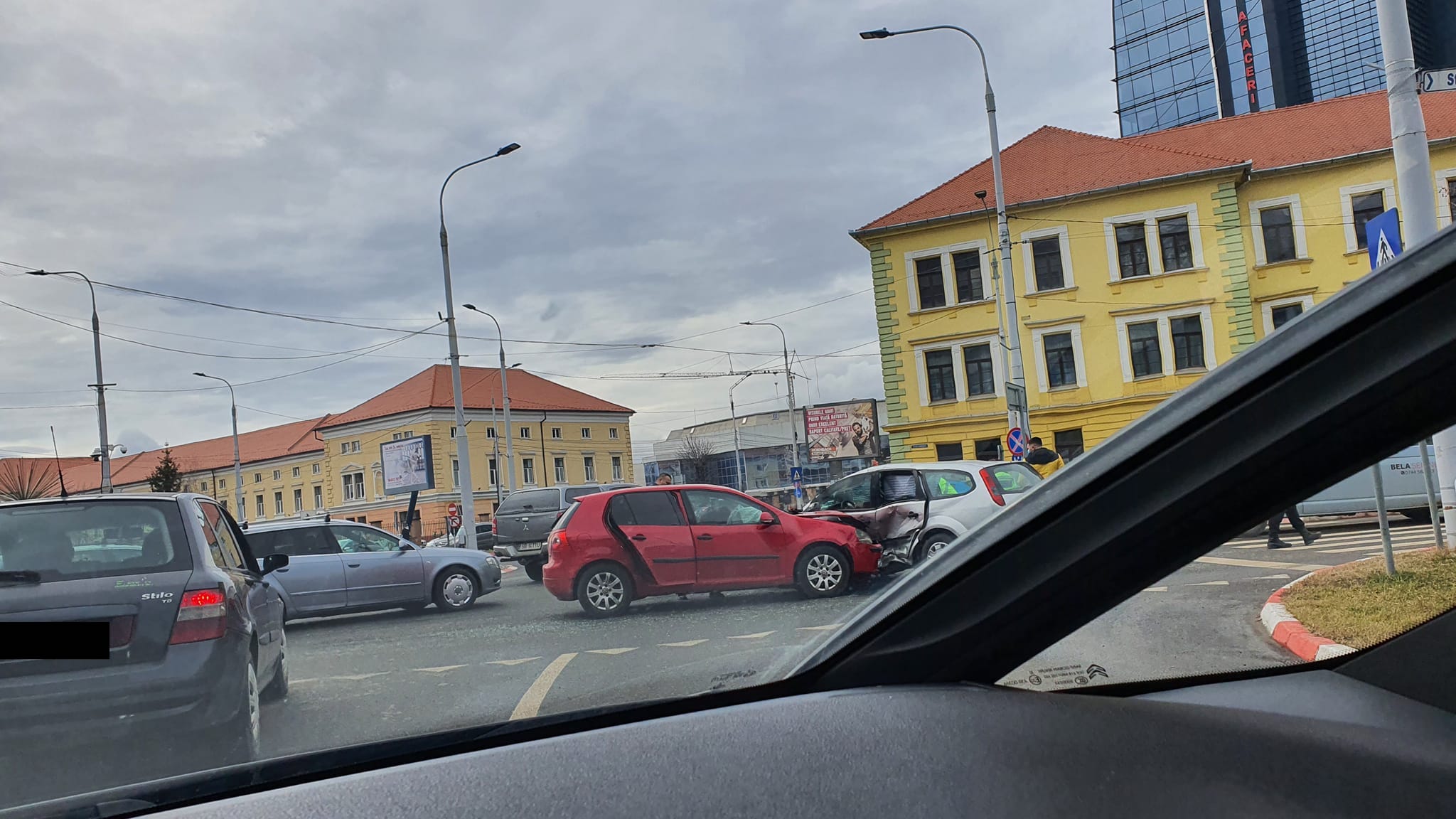 Coliziune în giratoriul care unește Bulevardul Mihai Viteazu de Calea Dumbrăvii