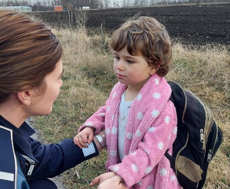 Ema, o fetiță de trei ani din Buzău, a dispărut de acasă pentru că a vrut să-și urmeze fratele la școală