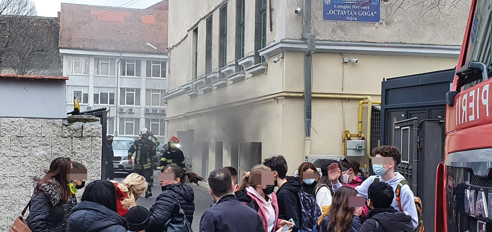 FOTO VIDEO Actualizare: Incendiul de la Goga a fost produs de un scurtcircuit. 17 clase de elevi s-au autoevacuat
