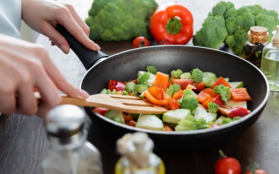 Studiu: stilul de viaţă bazat doar pe consumul de legume nu este suficient pentru a reduce riscul de infarct