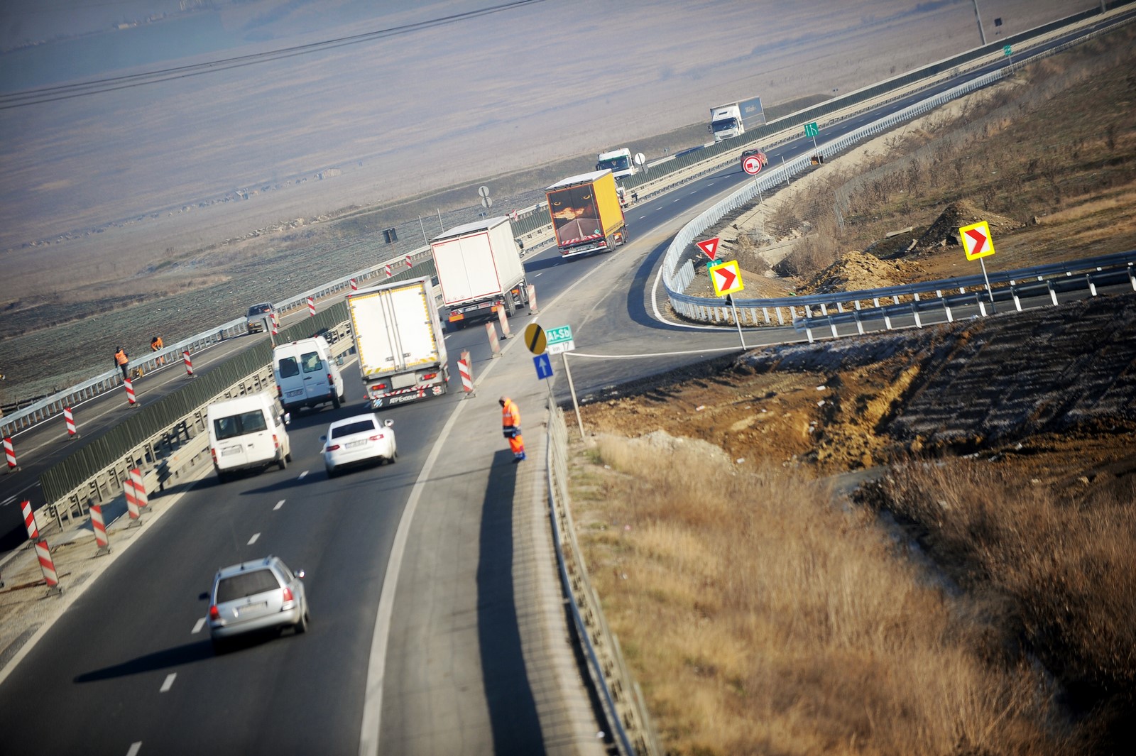 Au furat peste 880 de metri de panouri din gardul de protecție al Autostrăzii A1. Trei persoane din Alba sunt cercetate de polițiști