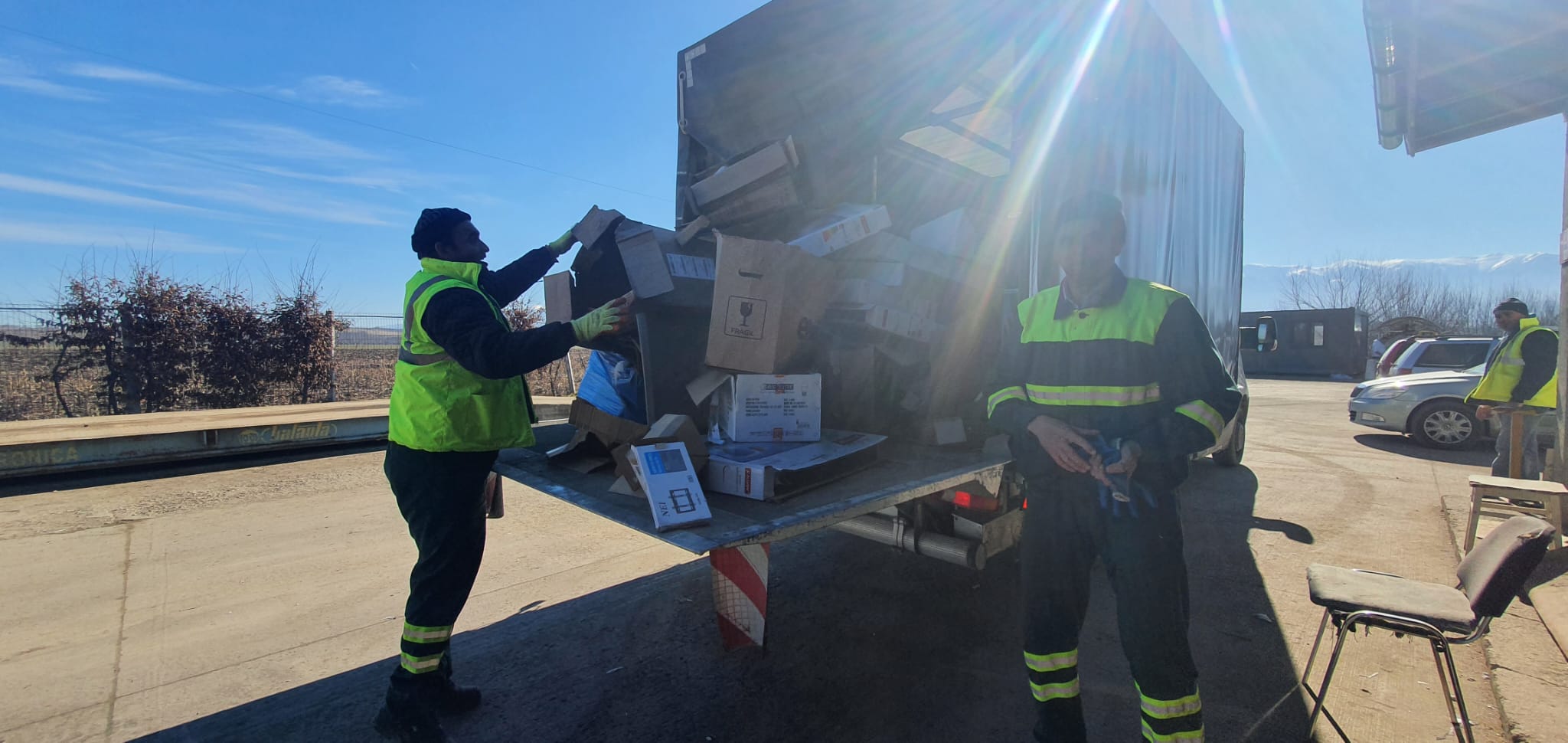 FOTO – Cum scapă Țara Oltului de 400 de tone de deșeuri în fiecare lună