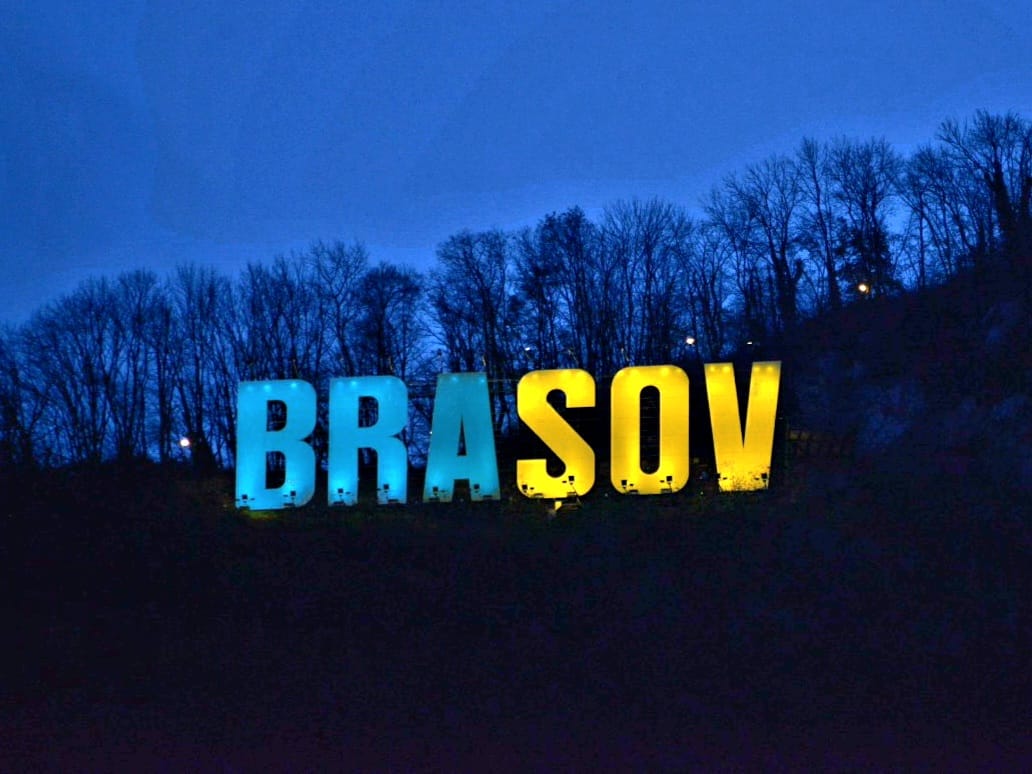 Clădirea Primăriei din Brașov și literele de pe Tâmpa, iluminate în culorile Ucrainei. Orașul este pregătit să primească refugiați