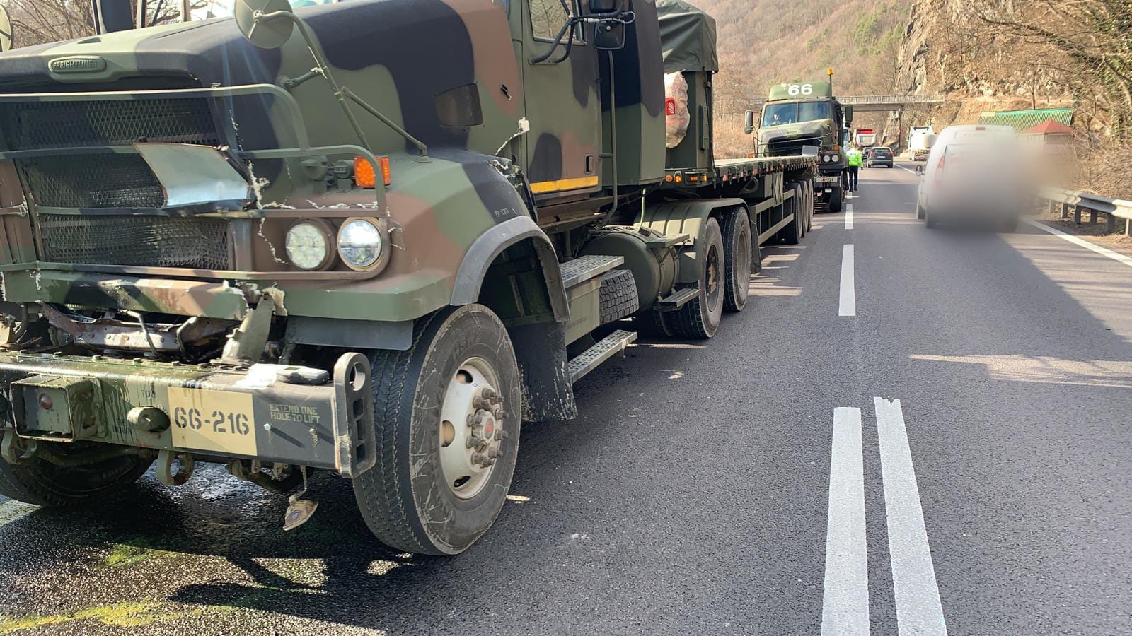 Convoi NATO implicat într-un accident pe Valea Oltului