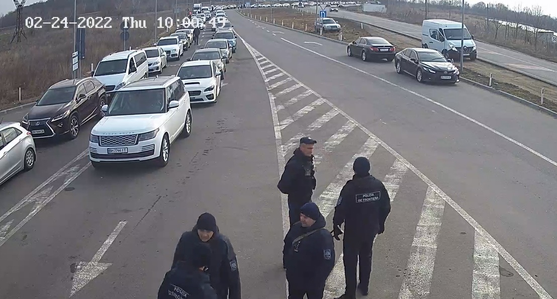 Zeci de mașini așteaptă să intre în Republica Moldova dinspre Ucraina