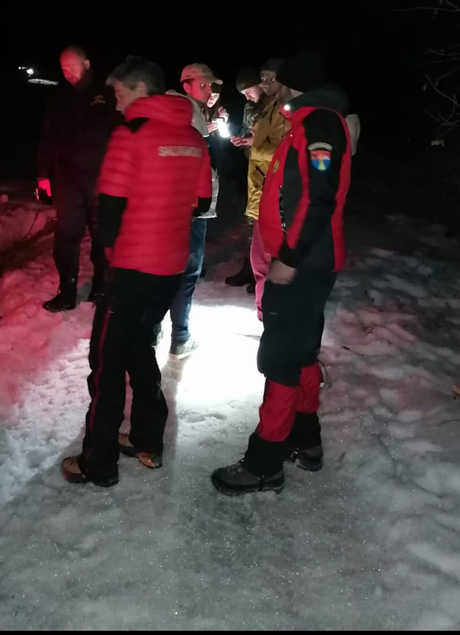Trei refugiaţi ucraineni, blocaţi în zăpadă, în munţii Maramureșului, au cerut ajutor prin 112