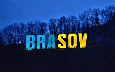 Clădirea Primăriei din Brașov și literele de pe Tâmpa, iluminate în culorile Ucrainei. Orașul este pregătit să primească refugiați