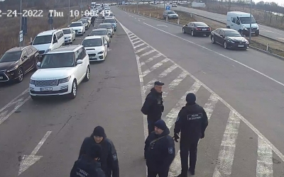 Zeci de mașini așteaptă să intre în Republica Moldova dinspre Ucraina