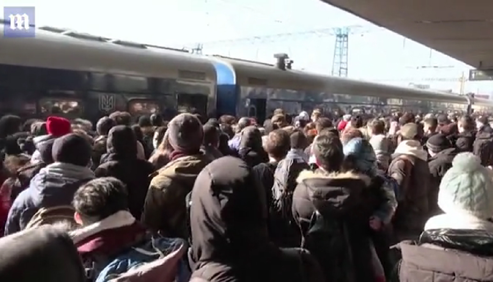 Forţele de ordine au tras focuri de avertisment pentru a preveni o busculadă la gara din Kiev