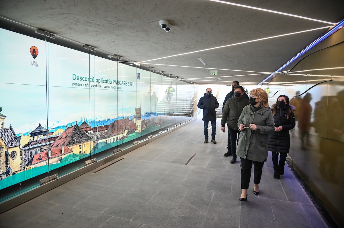 FOTO Un perete de 18 metri cu ecrane video: Primăria a redeschis pasajul pietonal Șaguna