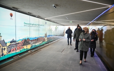 FOTO Un perete de 18 metri cu ecrane video: Primăria a redeschis pasajul pietonal Șaguna