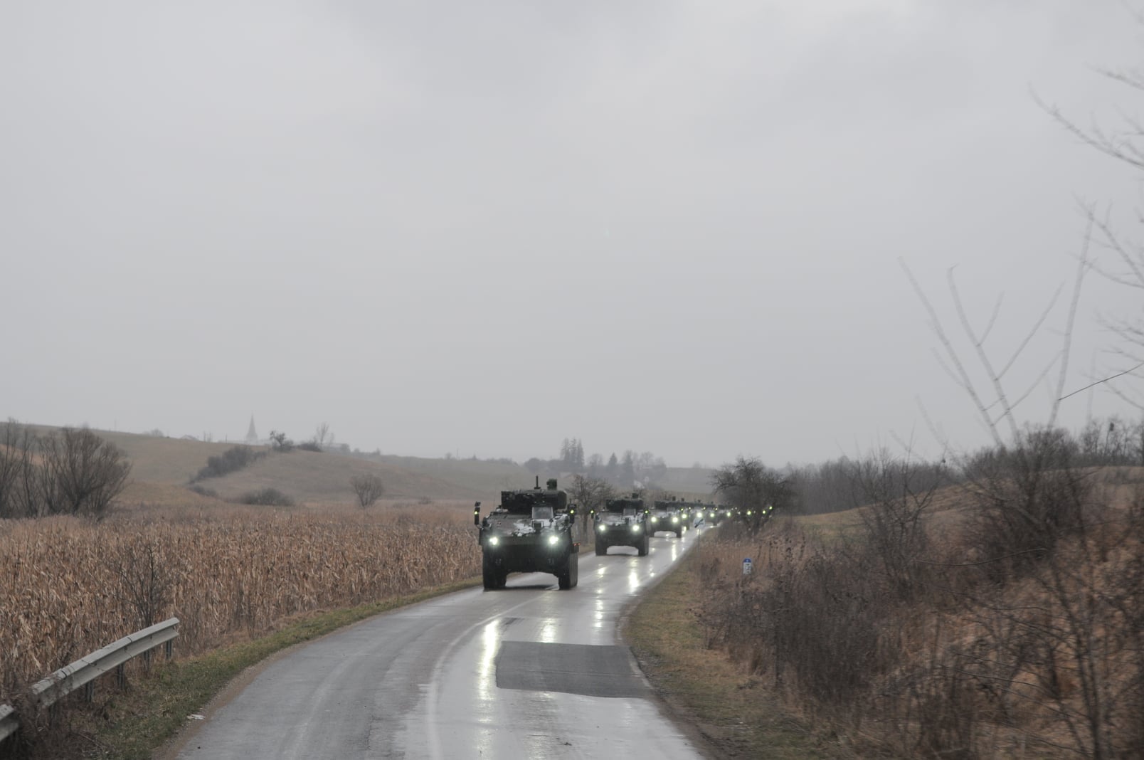 VIDEO Convoi militar care mergea spre Cincu, filmat pe Valea Oltului. „Este un excercițiu”
