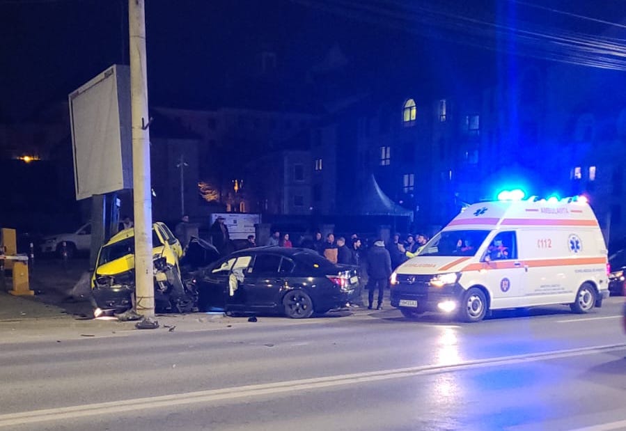 Mașini „făcute praf” după o coliziune, pe Constituției. Nimeni nu a fost rănit