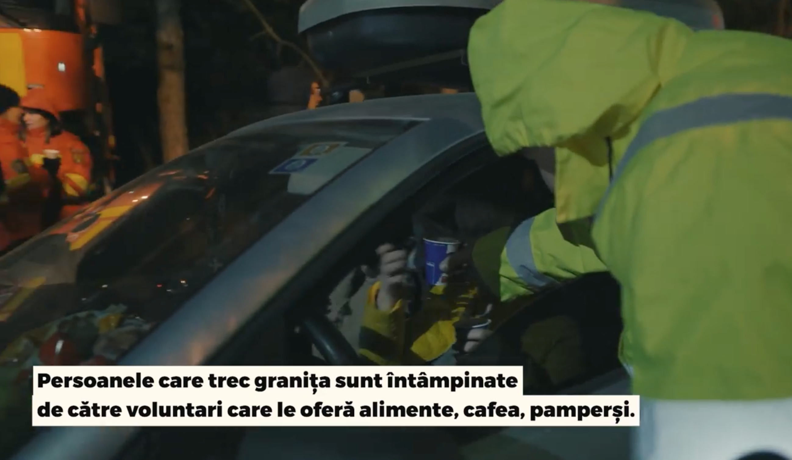 Video-reportaj la granița cu Ucraina, realizat de un sibian - refugiații sunt primiți cu ceai cald și dulciuri pentru copii