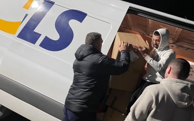 FOTO VIDEO Microbuze, mașini și TIR-uri cu donații de la sibieni au ajuns la Suceava. Mai e nevoie de saltele, pături, perne și pilote