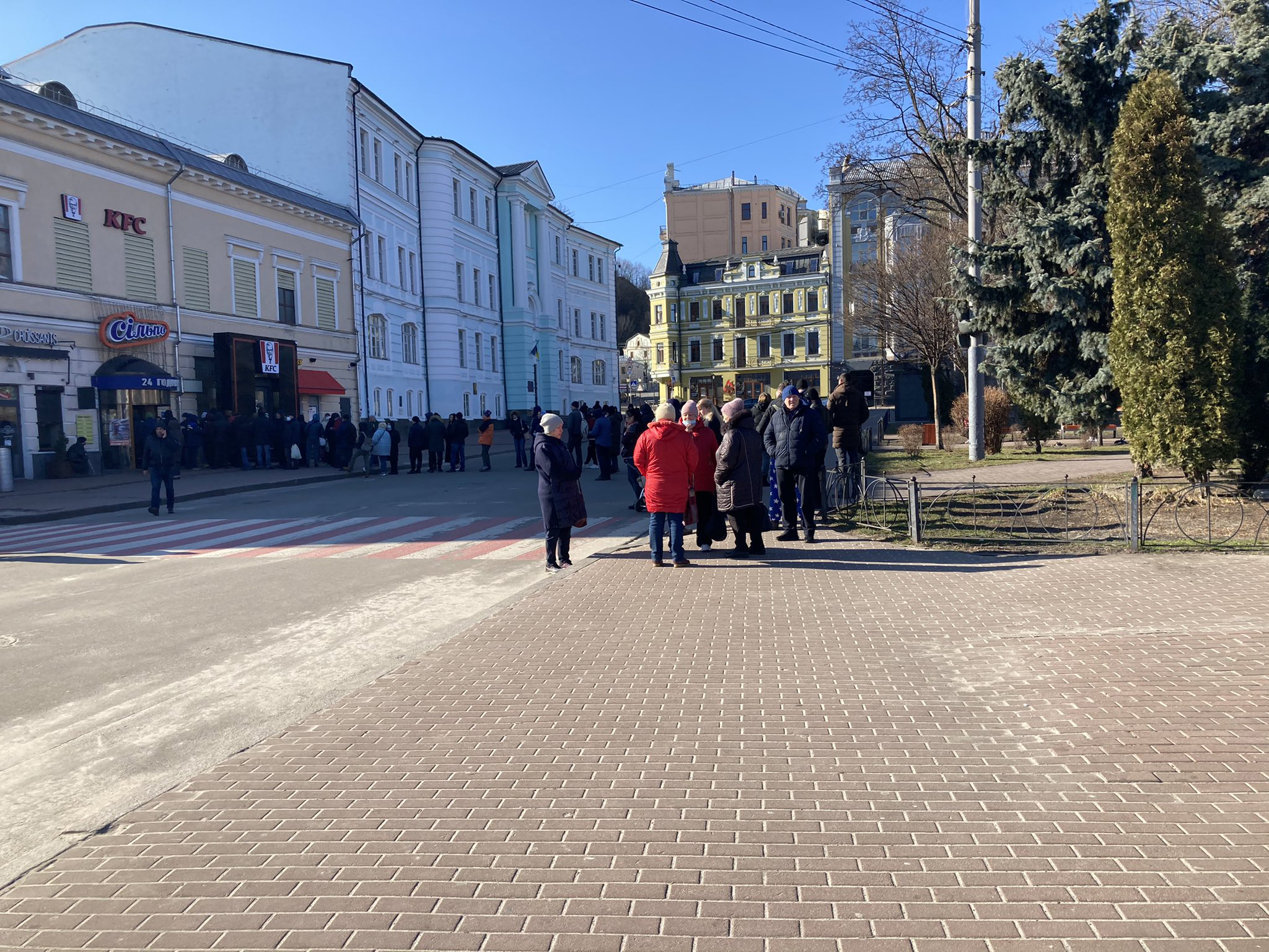Viața în Kiev, în a 5-a zi de război. Ucrainenii stau la cozi pentru mâncare, lupte de stradă în aproape fiecare district