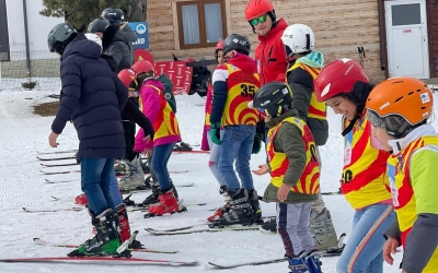 18 copii dintr-un centru de plasament au învățat să schieze, în weekend, la Arena Platoș