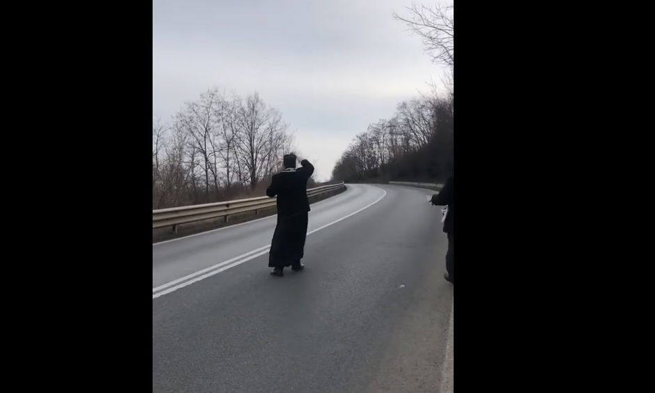 VIDEO Un preot a sfințit o curbă din județul Bacău, loc în care se produc frecvent accidente