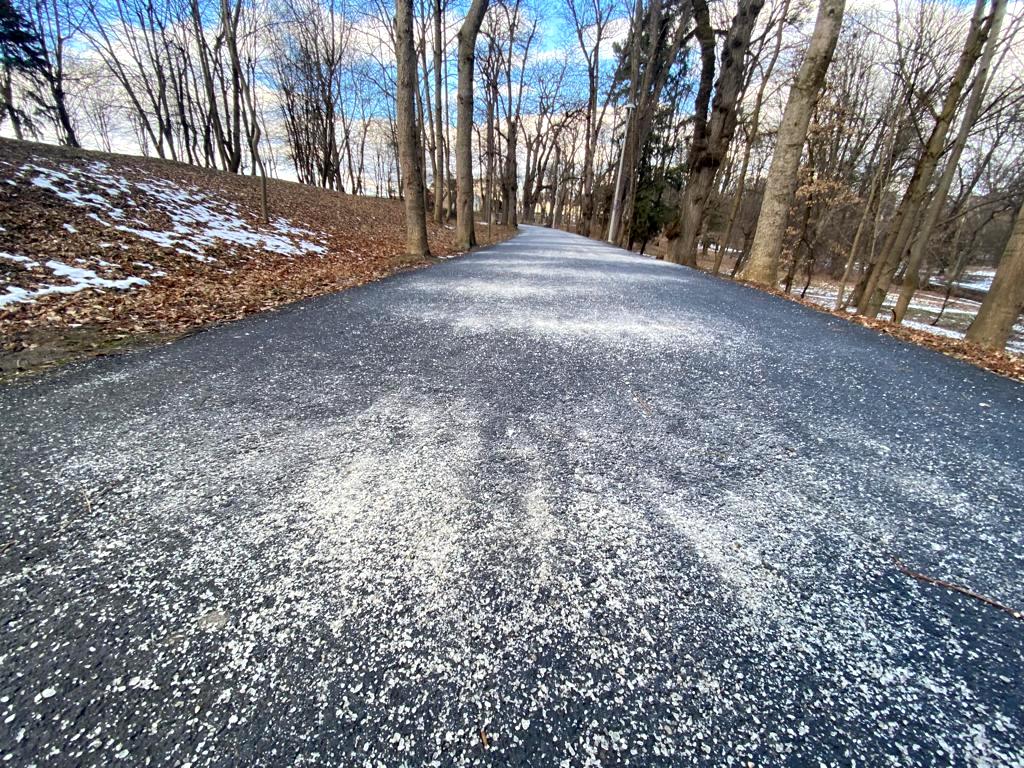 FOTO Strat gros de sare pe aleile din parcul principal al Sibiului. ”Derapezi cu succes pe sarea presărată”