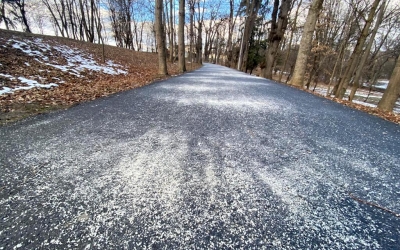 FOTO Strat gros de sare pe aleile din parcul principal al Sibiului. ”Derapezi cu succes pe sarea presărată”