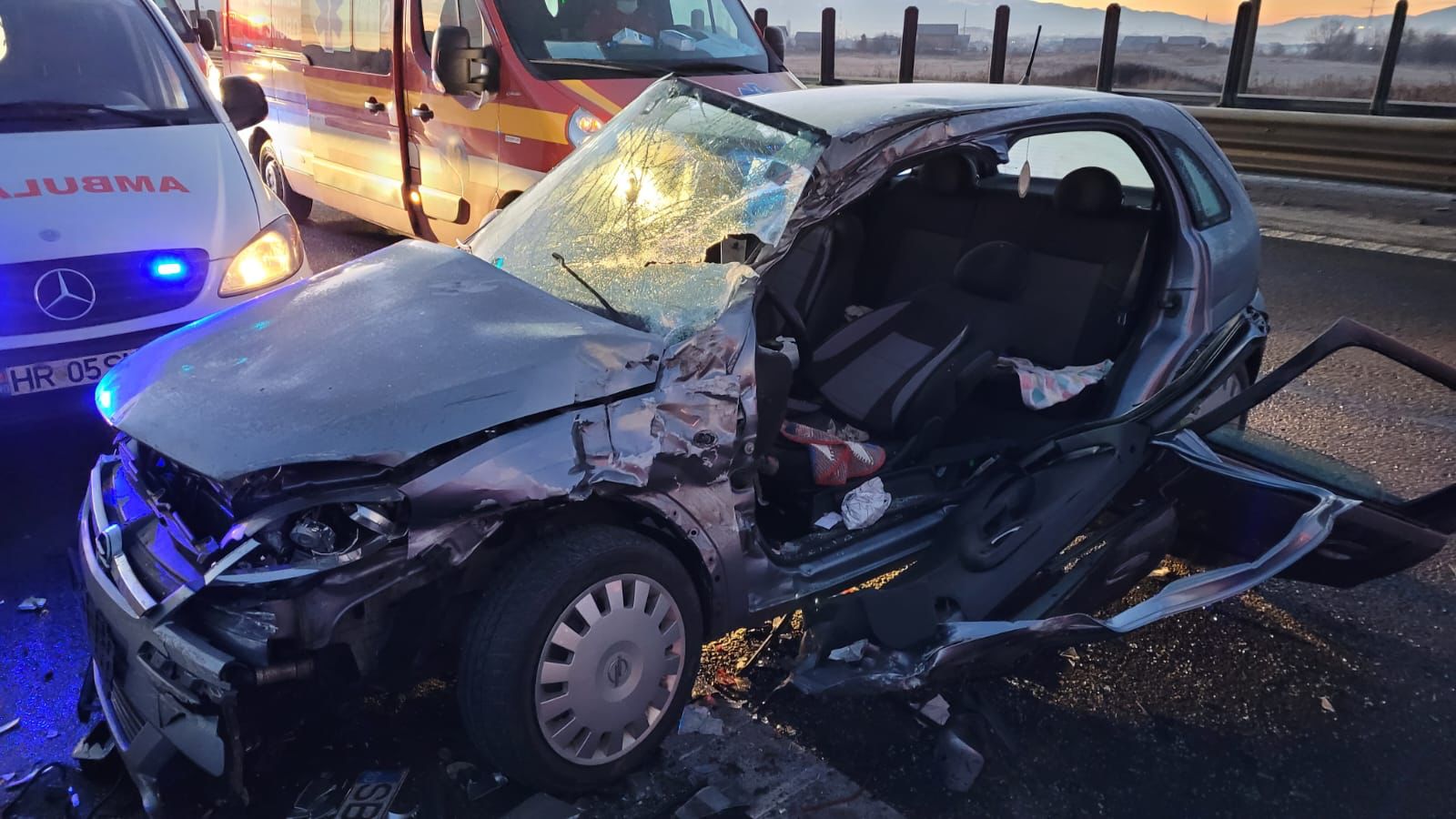 Carambol pe autostradă, cu două TIR-uri, un utilaj de deszăpezire și o mașină