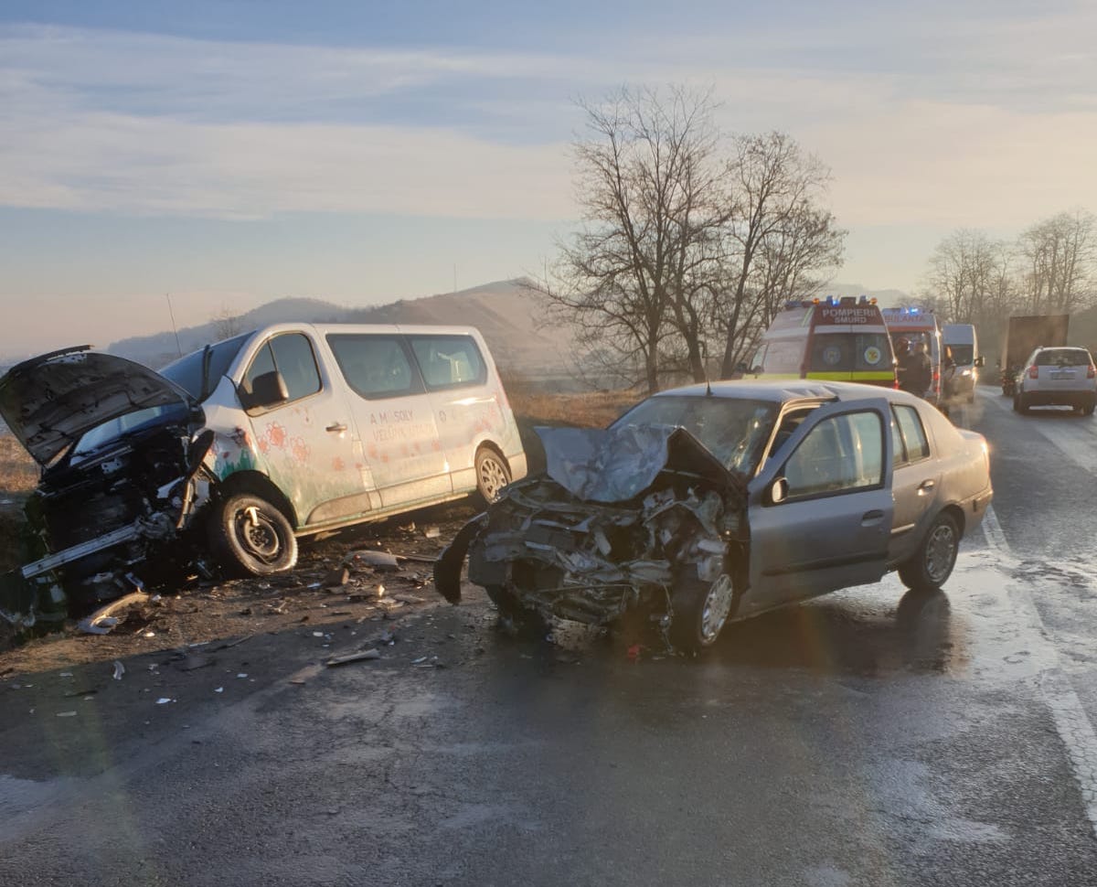 Coliziune frontală între o mașină și un microbuz, pe DN14. Două persoane au fost rănite