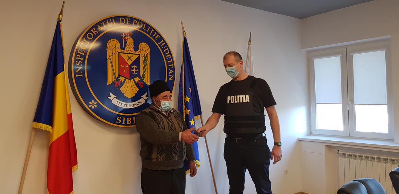 Un bunic și-a primit cei 1.800 de lei pierduți prin Sibiu. Un polițist i-a găsit întâmplător
