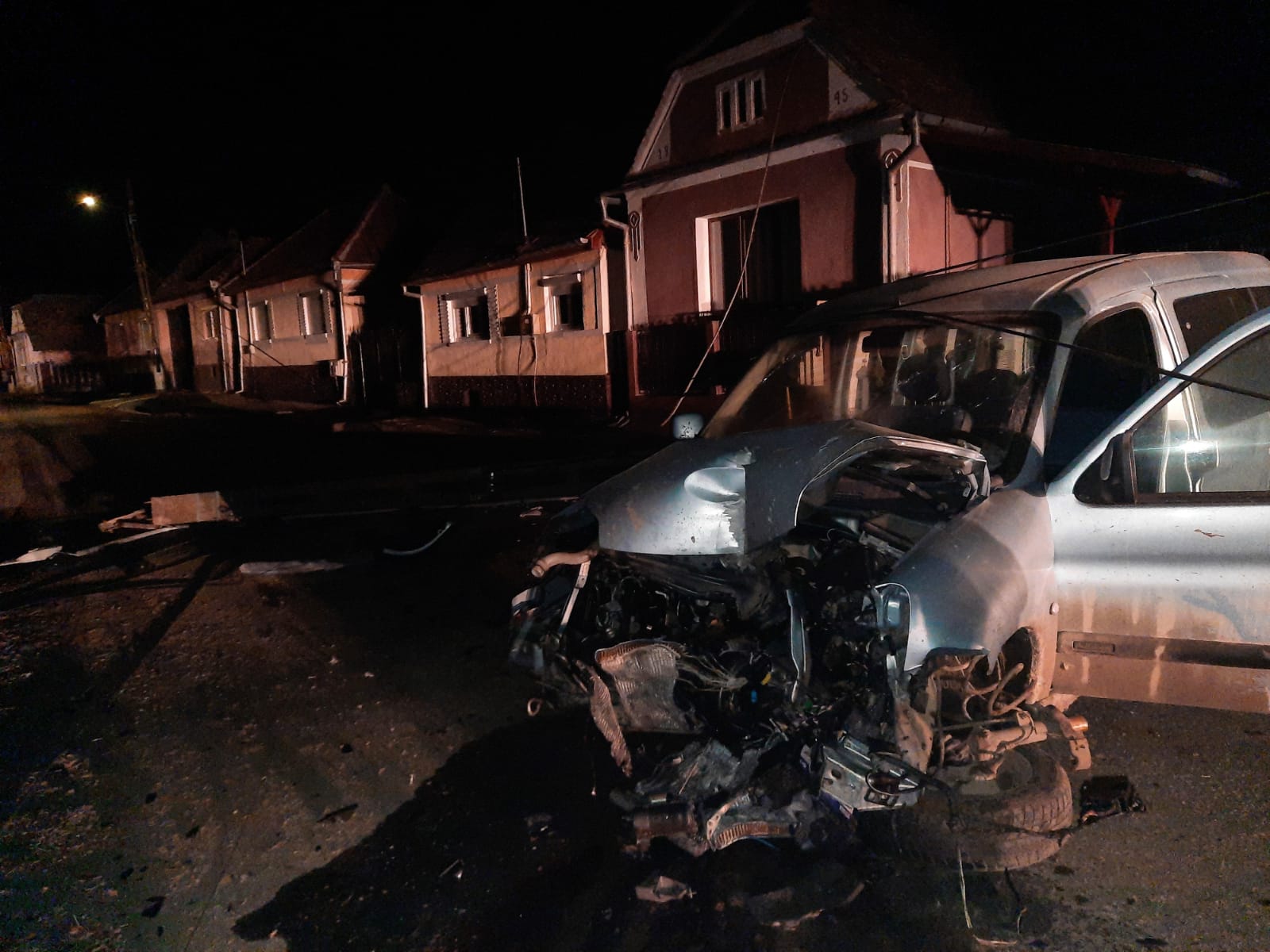 Un șofer a dărâmat cu mașina un stâlp de curent