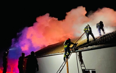 Acoperișul unei firme a luat foc vineri seara din cauza coșului de fum. Cum trebuie izolate corect coșurile