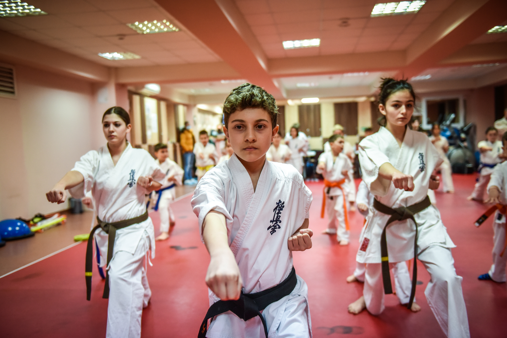 La doar 12 ani sibianul Radu Tofalvi deține trei titluri de Campion Europen la karate Kyokushin: „Nu este după cum vrei ci după cum poți, și eu pot”