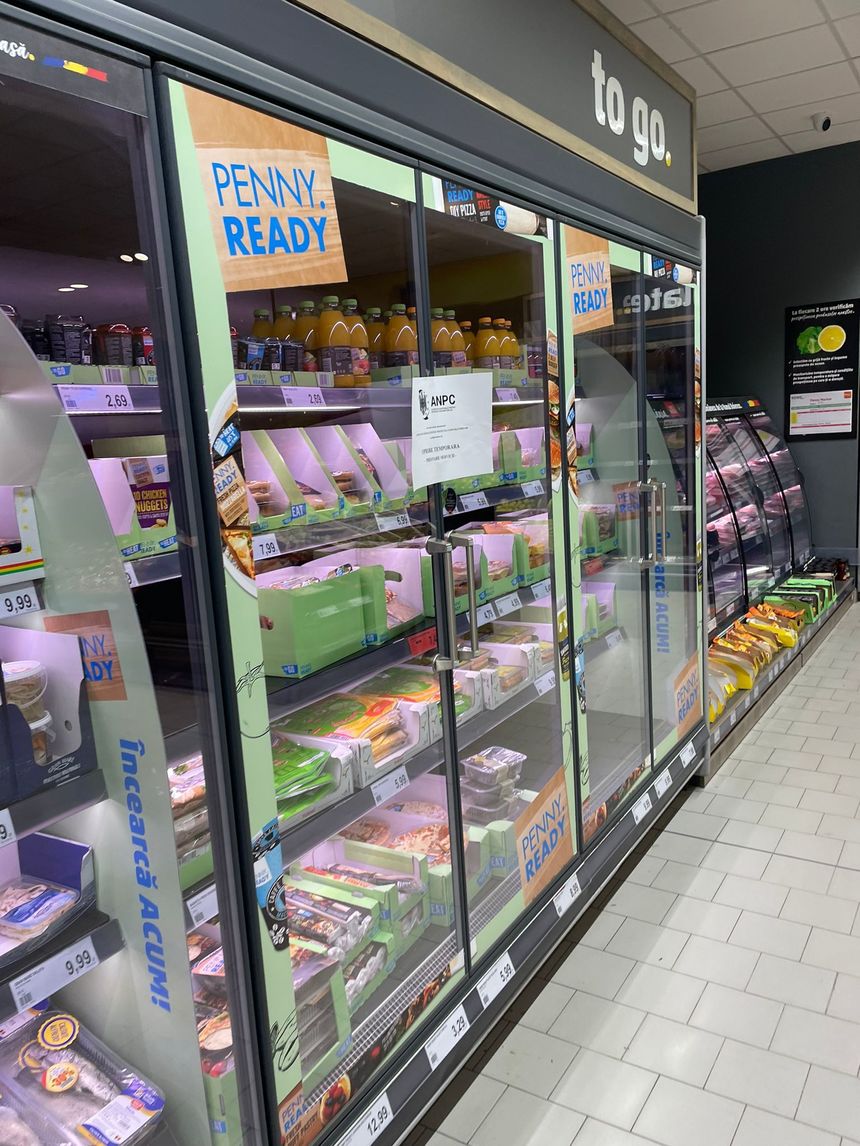 Fructe cu mucegai, produse expirate, vitrine ruginite la Mega Image şi Penny, în București. Amenzi de 49.000 de lei