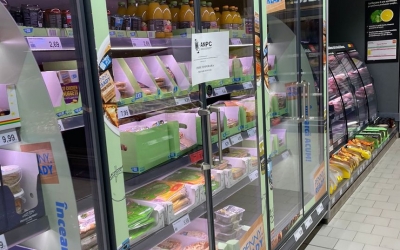 Fructe cu mucegai, produse expirate, vitrine ruginite la Mega Image şi Penny, în București. Amenzi de 49.000 de lei