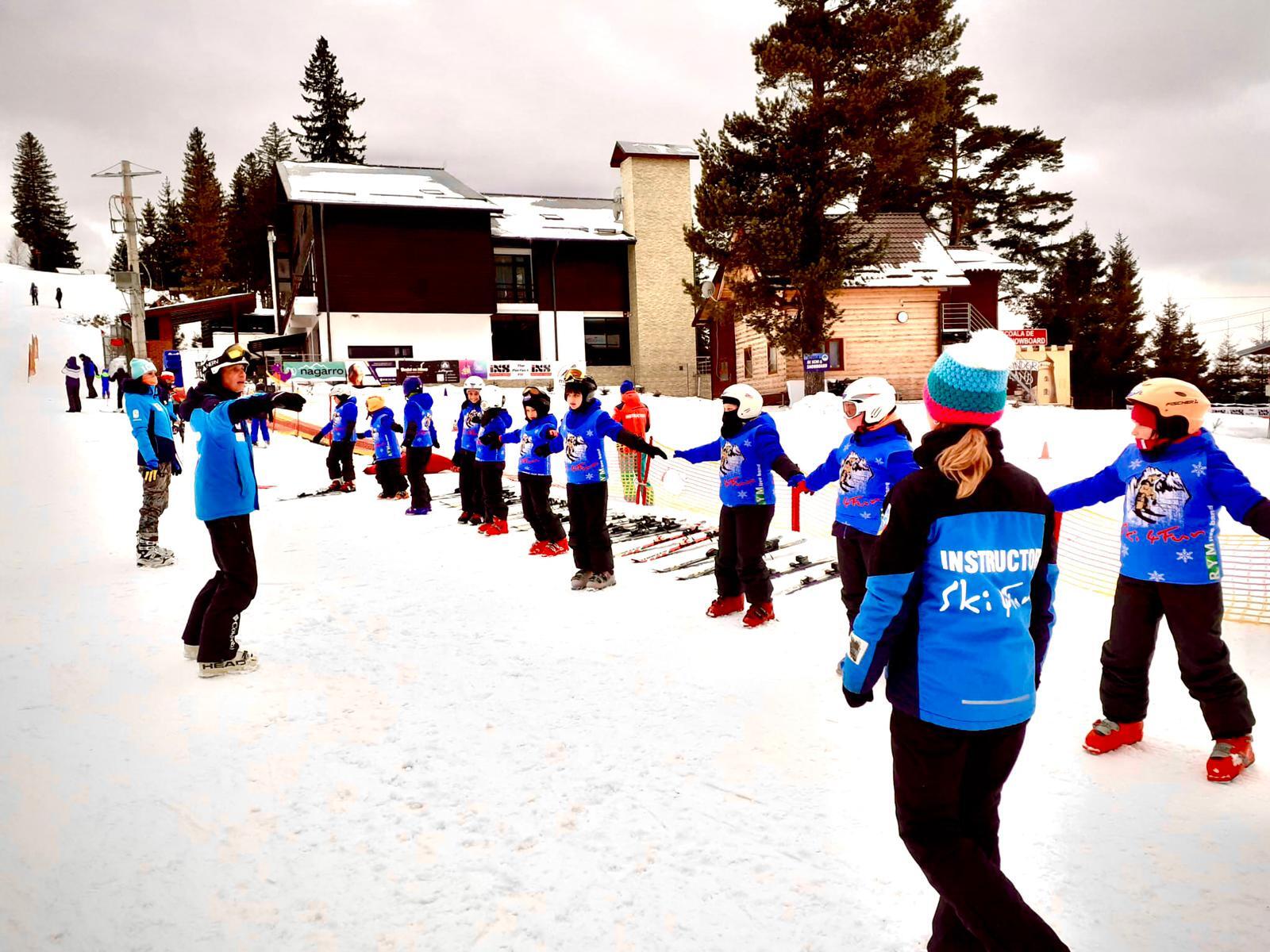 Crucea Roșie Sibiu organizează tabără de ski pentru copiii din medii vulnerabile care au rezultate bune la învățătură