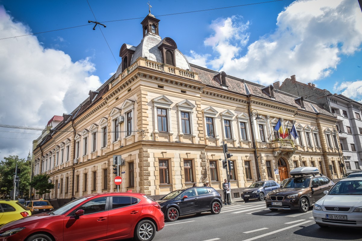 Funcționari din Prefectura Sibiu vor face grevă, timp de o oră. Se cer salarii mai mari