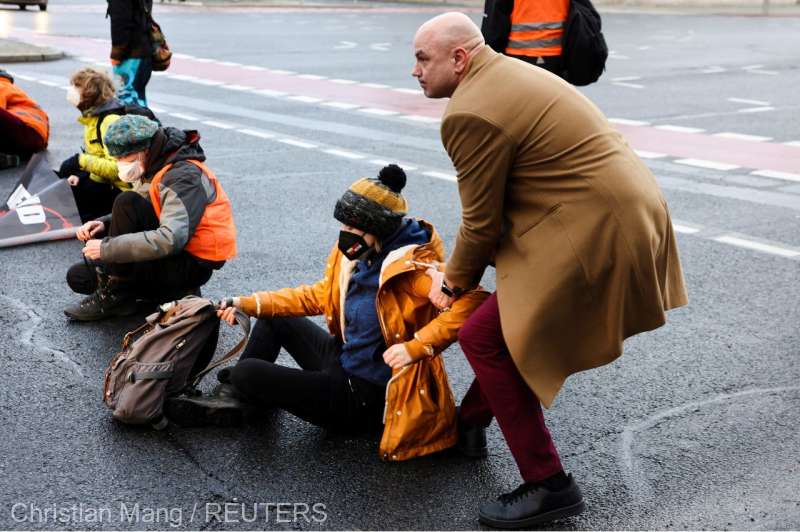 Protest în Germania: mai mulți activişti pentru climă s-au lipit cu o substanţă adezivă de asfaltul principalei autostrăzi din Berlin