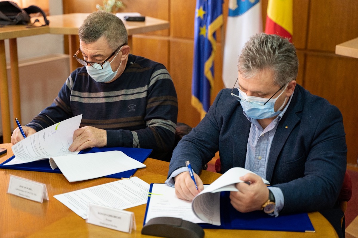 Primăria Mediaș a semnat contractele de achiziție pentru furnizarea echipamentelor de protecție către unitățile de învățământ