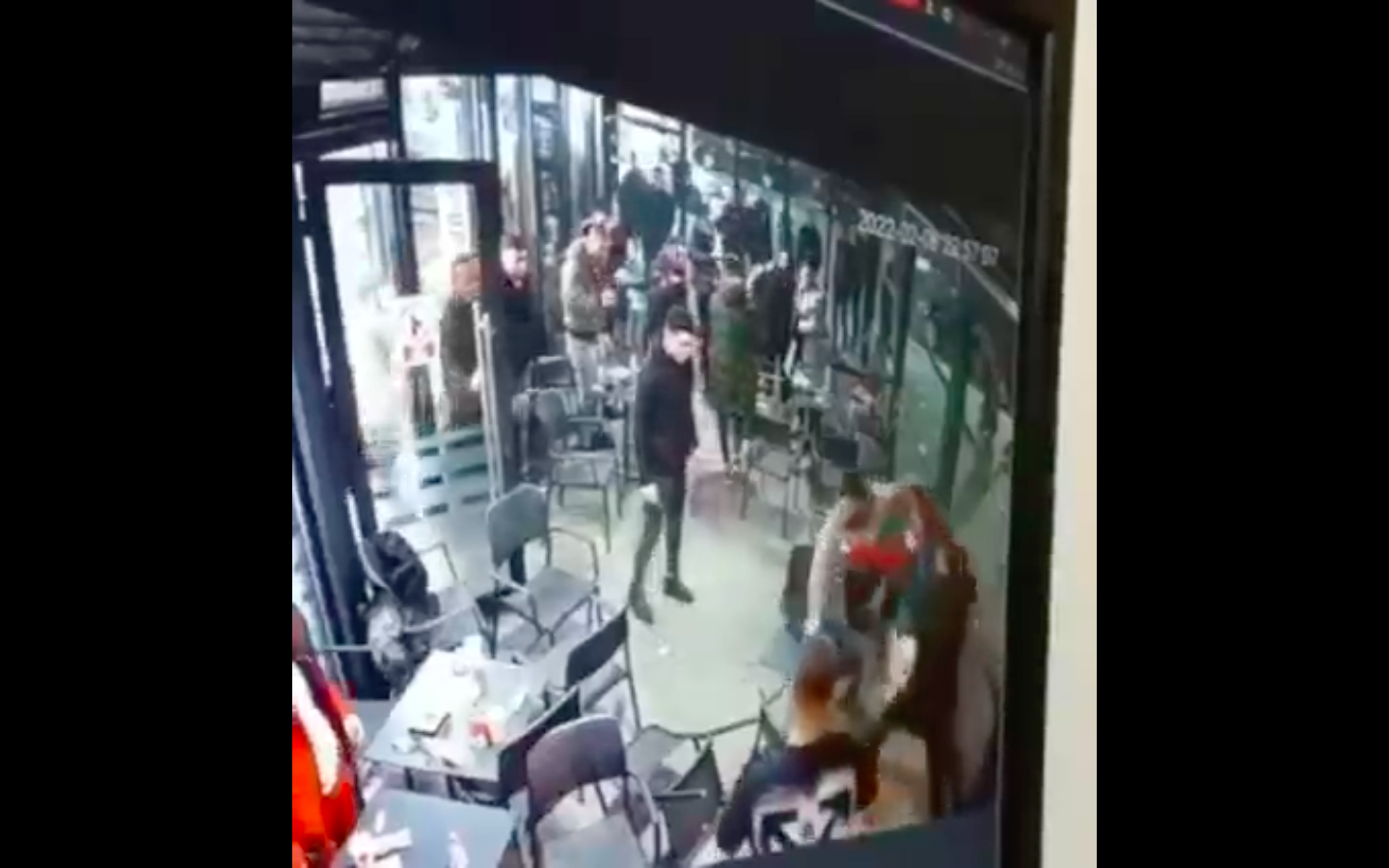 VIDEO-Momentul în care un tânăr este înjunghiat într-o benzinărie din Sibiu. Bărbatul a scăpat cu viață