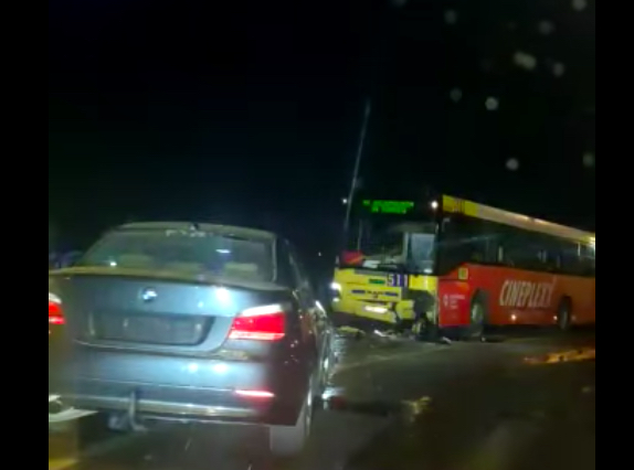 Autobuz Tursib implicat într-un accident de circulație. ”Pagubele sunt majore”