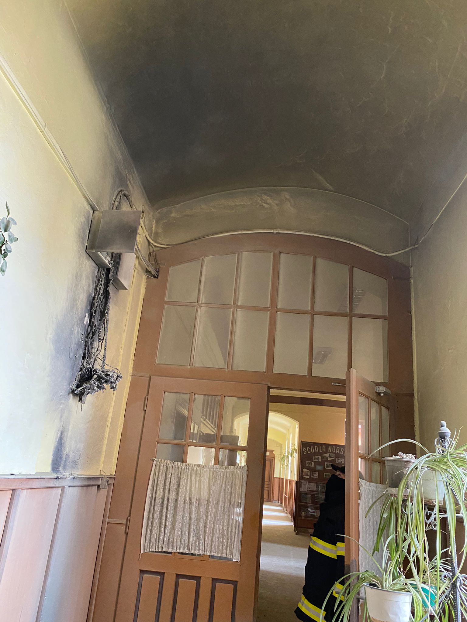 Incendiu la panoul electric al unui liceu din Dumbrăveni. O elevă a făcut atac de panică