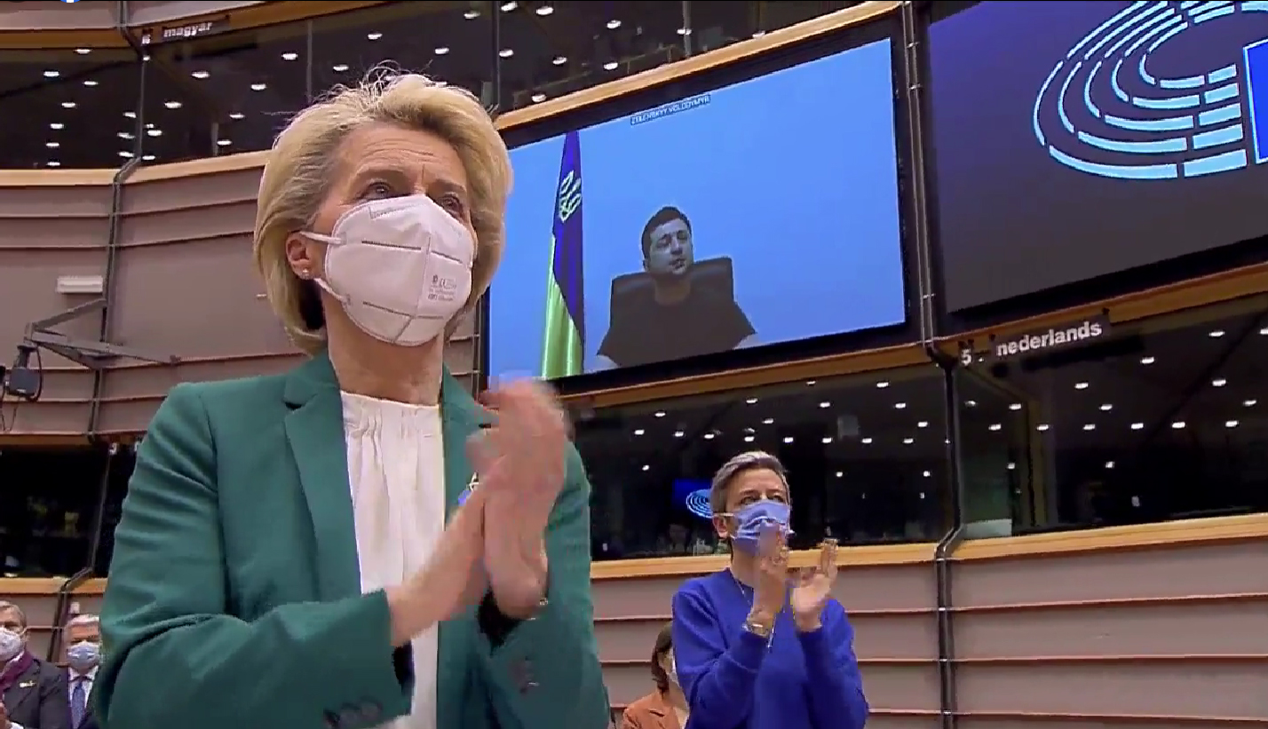 VIDEO Zelenski, aplaudat în picioare în Parlamentul European: mă bucur că am unit țările europene, dar nu credeam că prețul va fi atât de mare