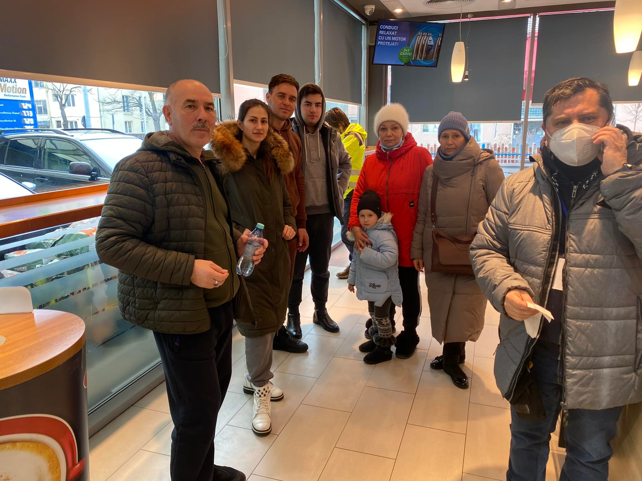 Nouă refugiați blocați într-o benzinărie de pe Milea, ajutați de sibieni. Nu mai puteau plăti cu cardul, în afara Ucrainei