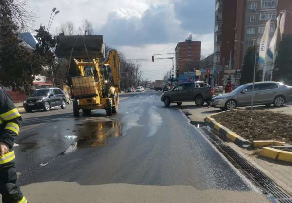 Un bărbat din Galați a cumpărat 1.000 de litri de motorină într-un rezervor de plastic care apoi s-a răsturnat pe şosea