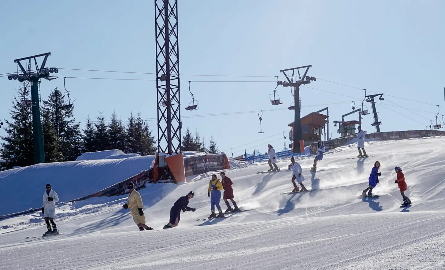 În halat, pe schiuri, la Arena Platoș. Programul de săptămâna viitoare