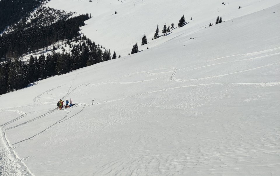 Schior accidentat pe Domeniul Şureanu. Intervenția salvatorilor este dificilă, victima este într-o zonă cu risc de avalanşă