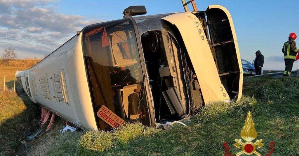 Un mort şi mai mulţi răniţi după ce un autocar cu ucraineni s-a răsturnat în Italia