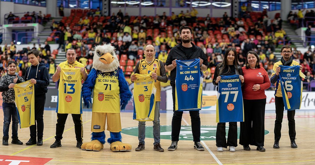 „Stop the war”. Peste 4.000 de lei au ajuns la refugiații din Ucraina, după ce BC CSU Sibiu a licitat tricouri ale jucătorilor