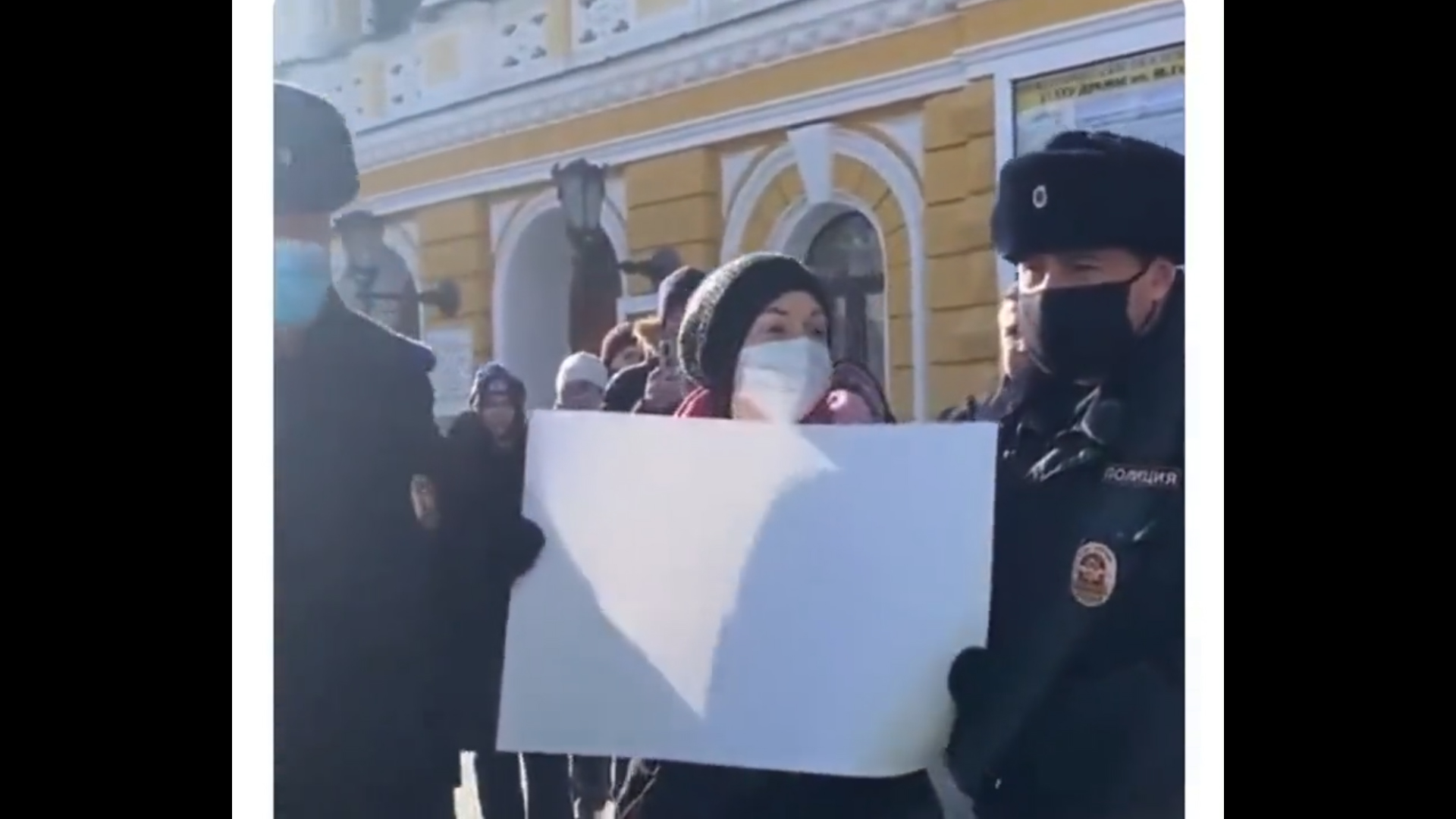Video viral. O femeie cu o pancardă albă reținută de poliția rusă. Peste 250 de persoane au fost arestate